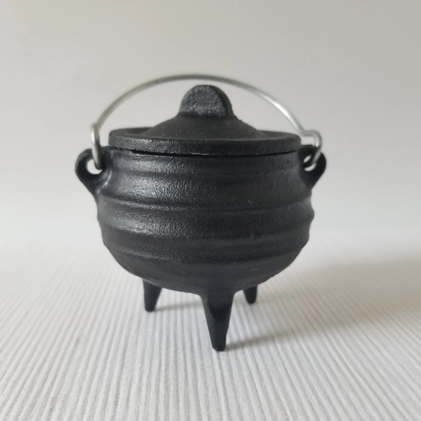Mini Cast Iron Witch Cauldron - Wicca Pot for Halloween (Free Gift Included)