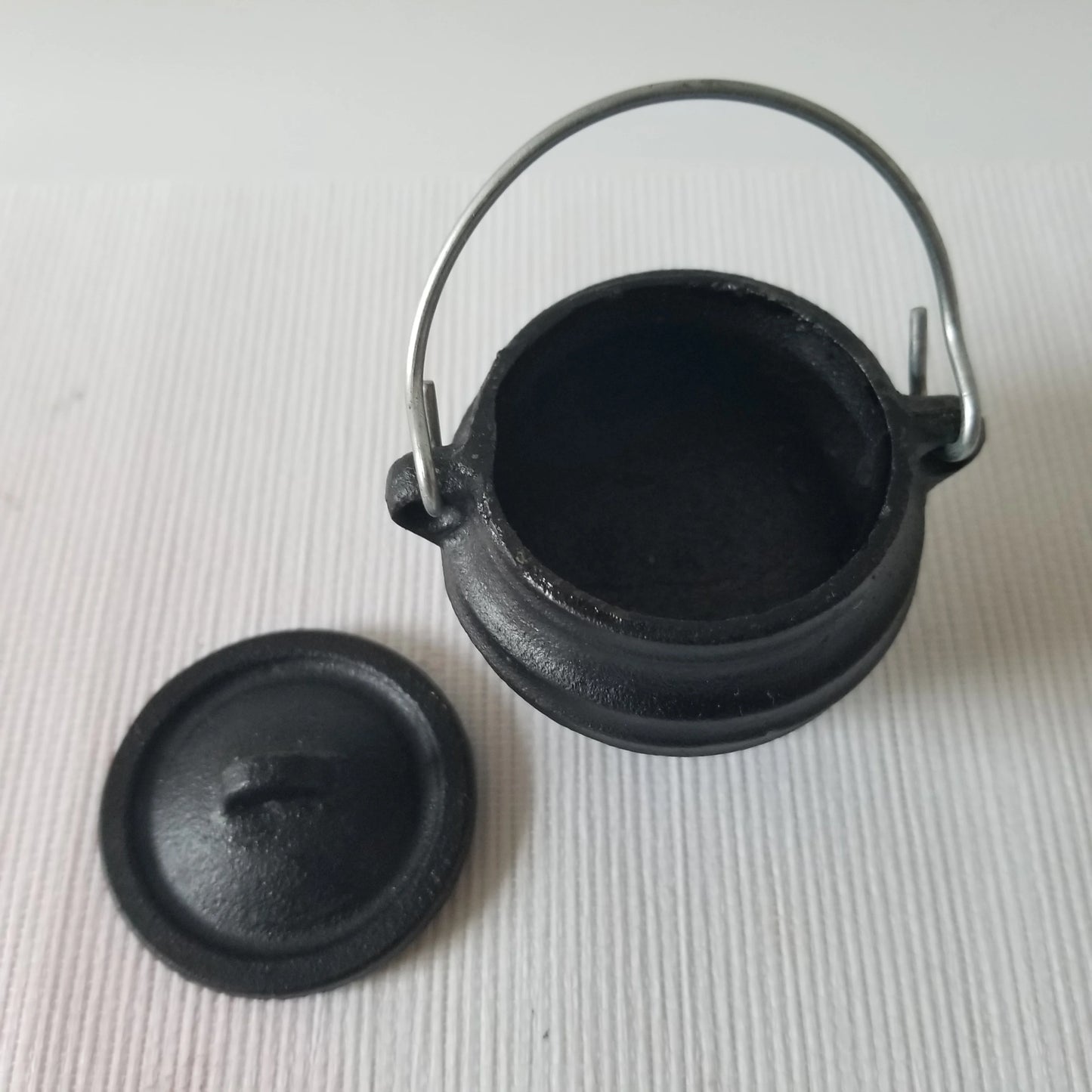 Mini Cast Iron Witch Cauldron - Wicca Pot for Halloween (Free Gift Included)